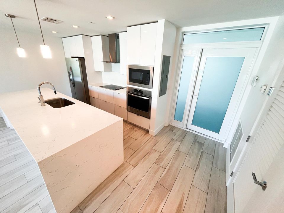 Active With Contract: $2,895 (1 beds, 1 baths, 1031 Square Feet)