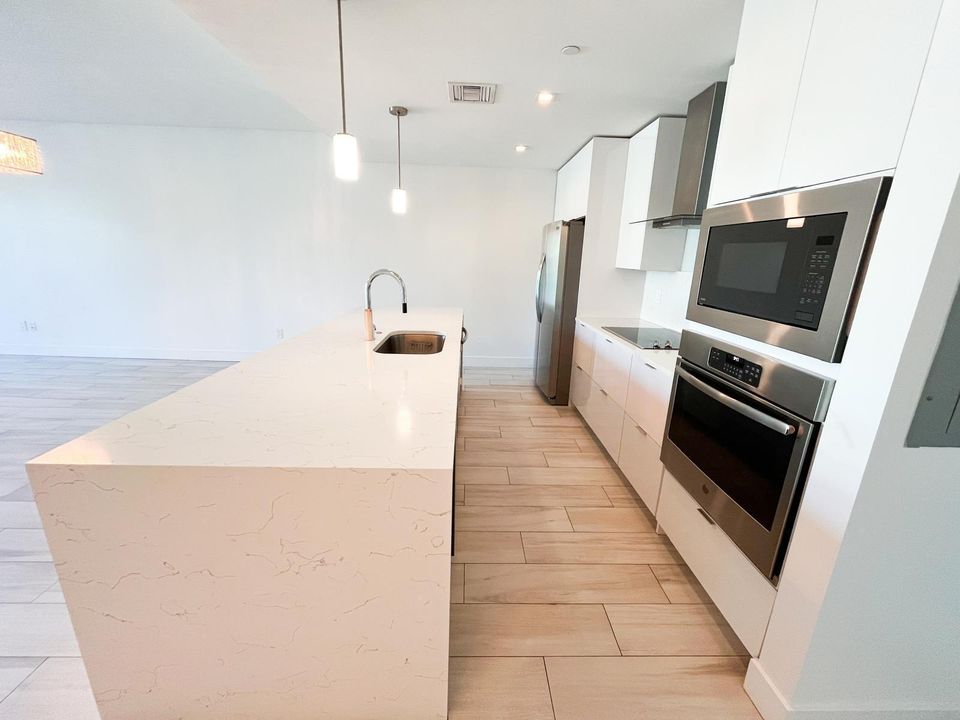 Active With Contract: $2,895 (1 beds, 1 baths, 1031 Square Feet)