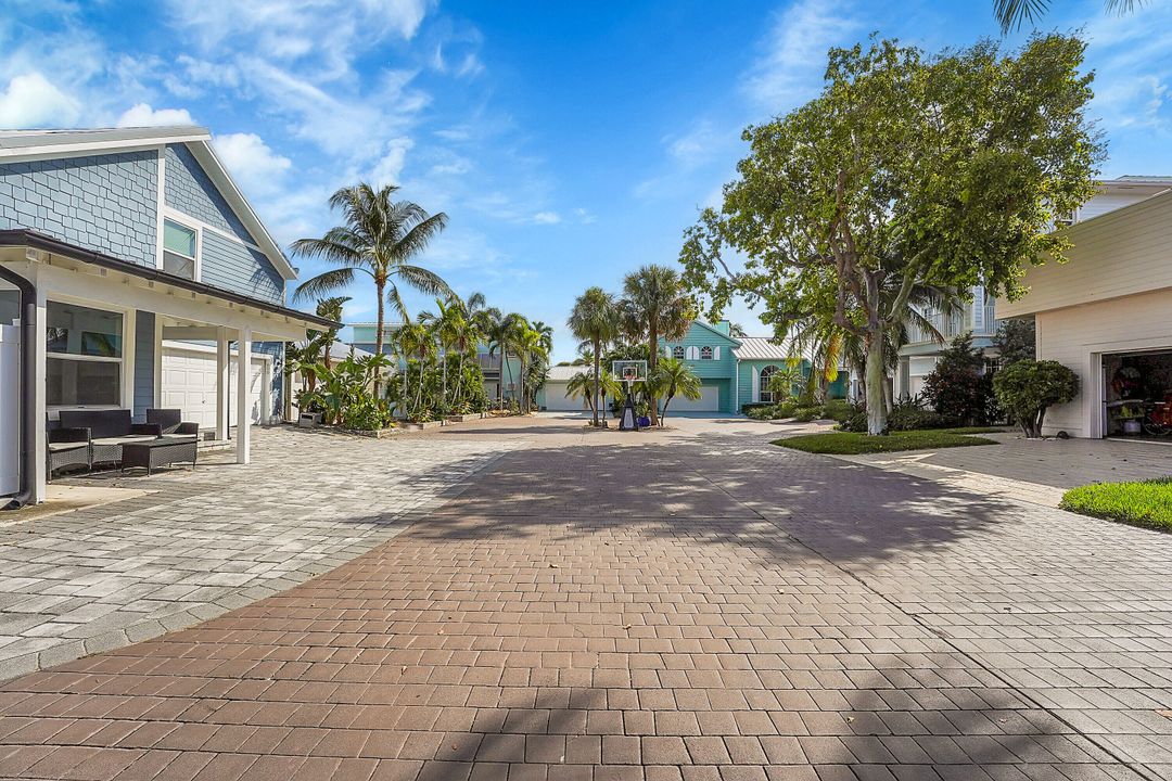 合同活跃: $8,000 (5 贝兹, 4 浴室, 3595 平方英尺)