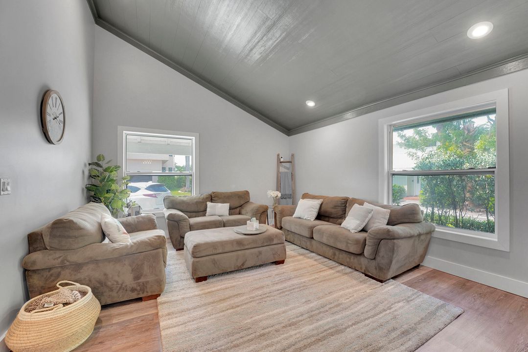 合同活跃: $8,000 (5 贝兹, 4 浴室, 3595 平方英尺)