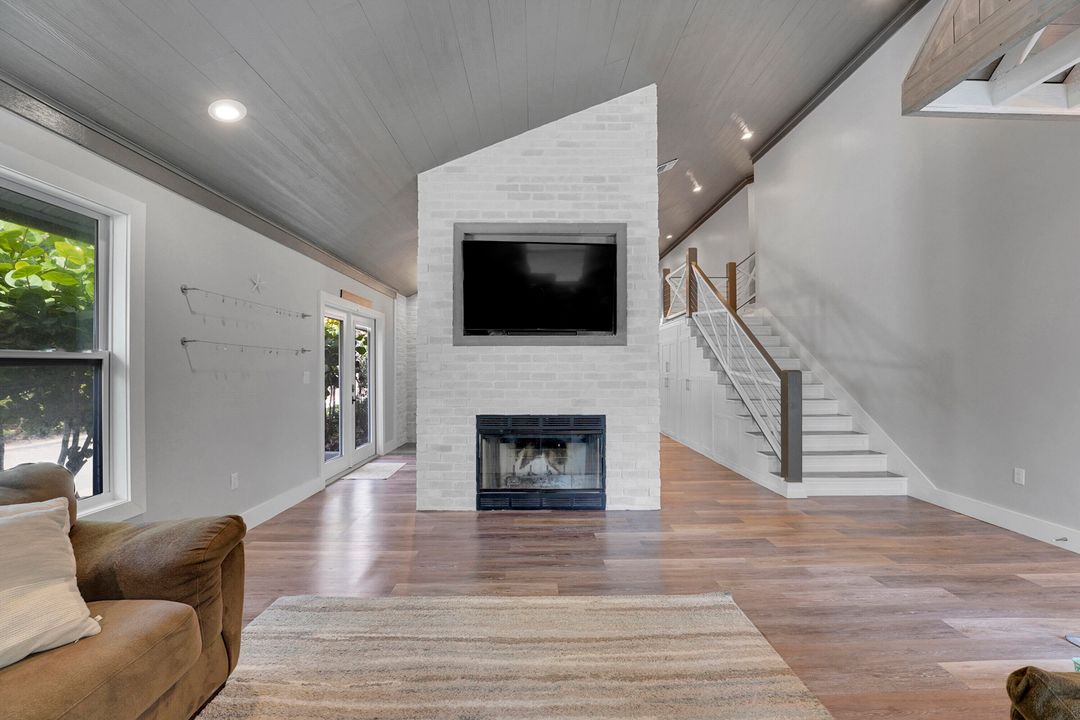 合同活跃: $8,000 (5 贝兹, 4 浴室, 3595 平方英尺)