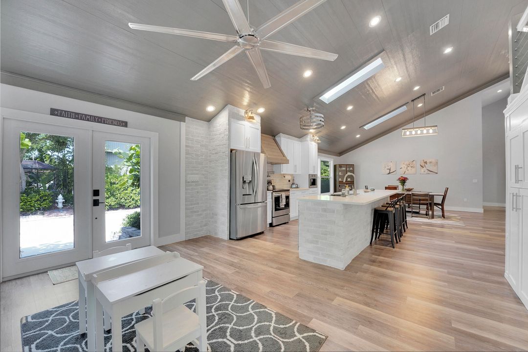 合同活跃: $8,000 (5 贝兹, 4 浴室, 3595 平方英尺)