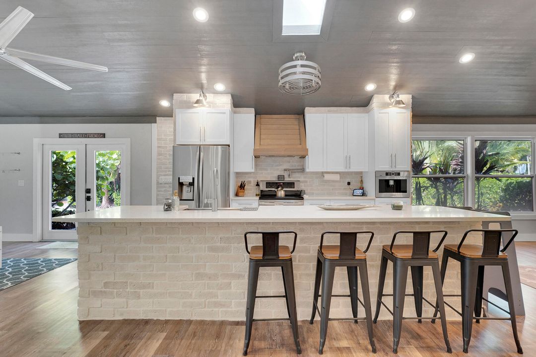 合同活跃: $8,000 (5 贝兹, 4 浴室, 3595 平方英尺)