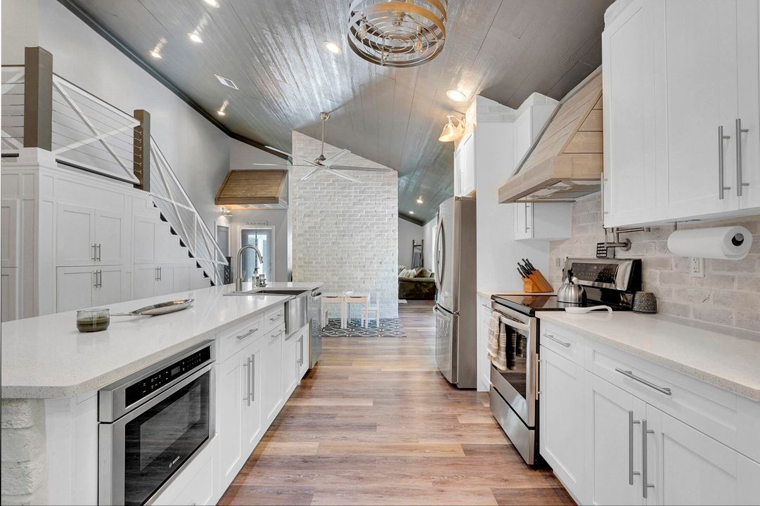 合同活跃: $8,000 (5 贝兹, 4 浴室, 3595 平方英尺)