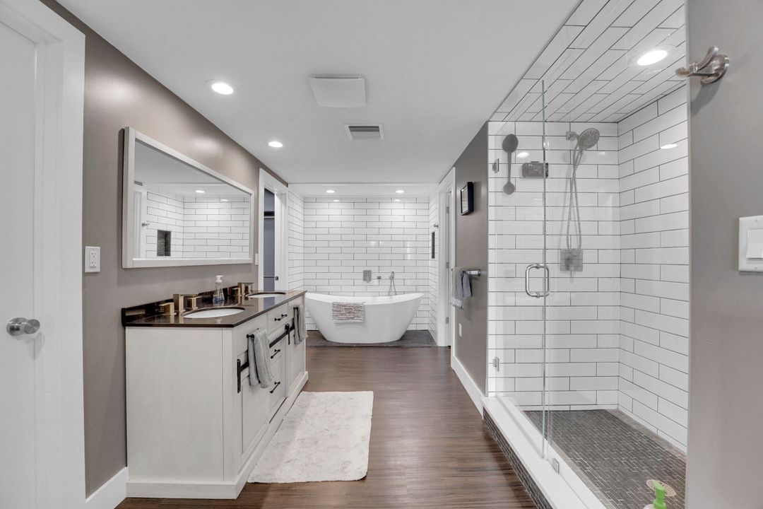 合同活跃: $8,000 (5 贝兹, 4 浴室, 3595 平方英尺)