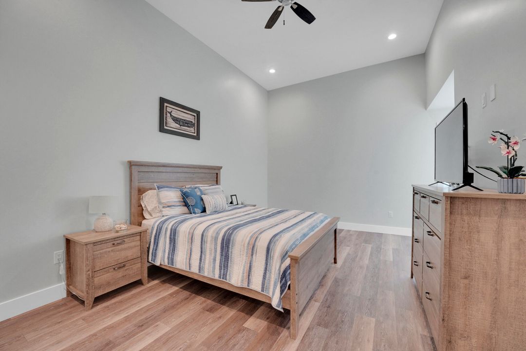 合同活跃: $8,000 (5 贝兹, 4 浴室, 3595 平方英尺)