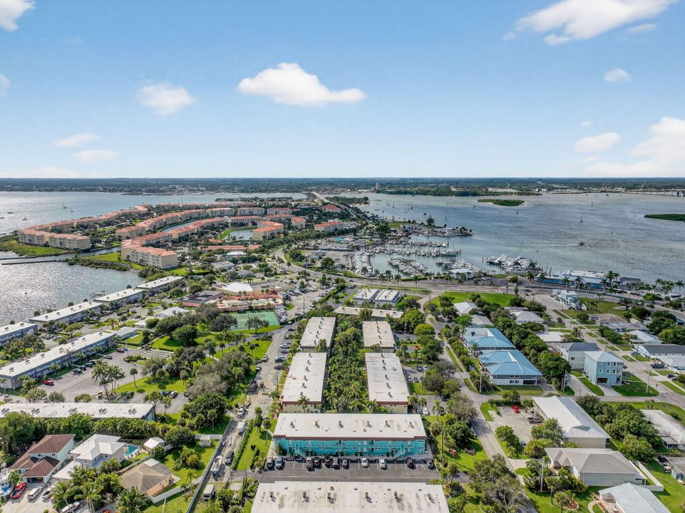 For Sale: $195,000 (2 beds, 2 baths, 1092 Square Feet)