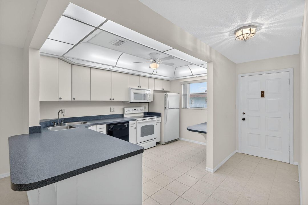 For Sale: $195,000 (2 beds, 2 baths, 1092 Square Feet)