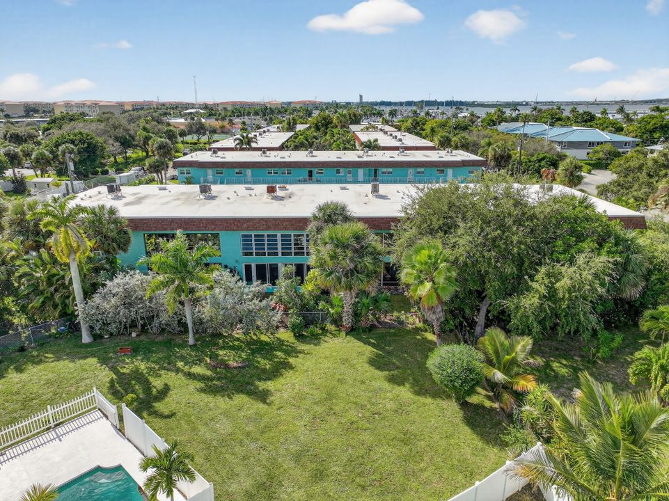 For Sale: $195,000 (2 beds, 2 baths, 1092 Square Feet)