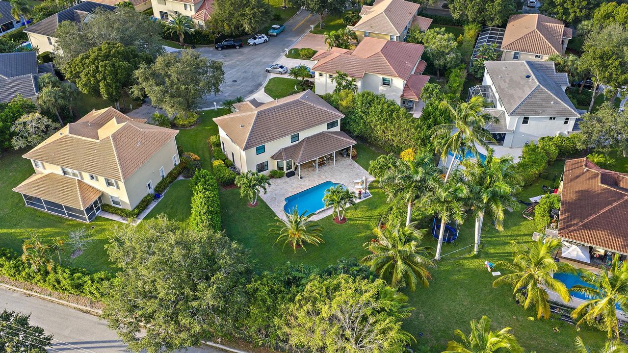 Под контрактом: $1,449,000 (4 спален, 2 ванн, 2761 Квадратных фут)