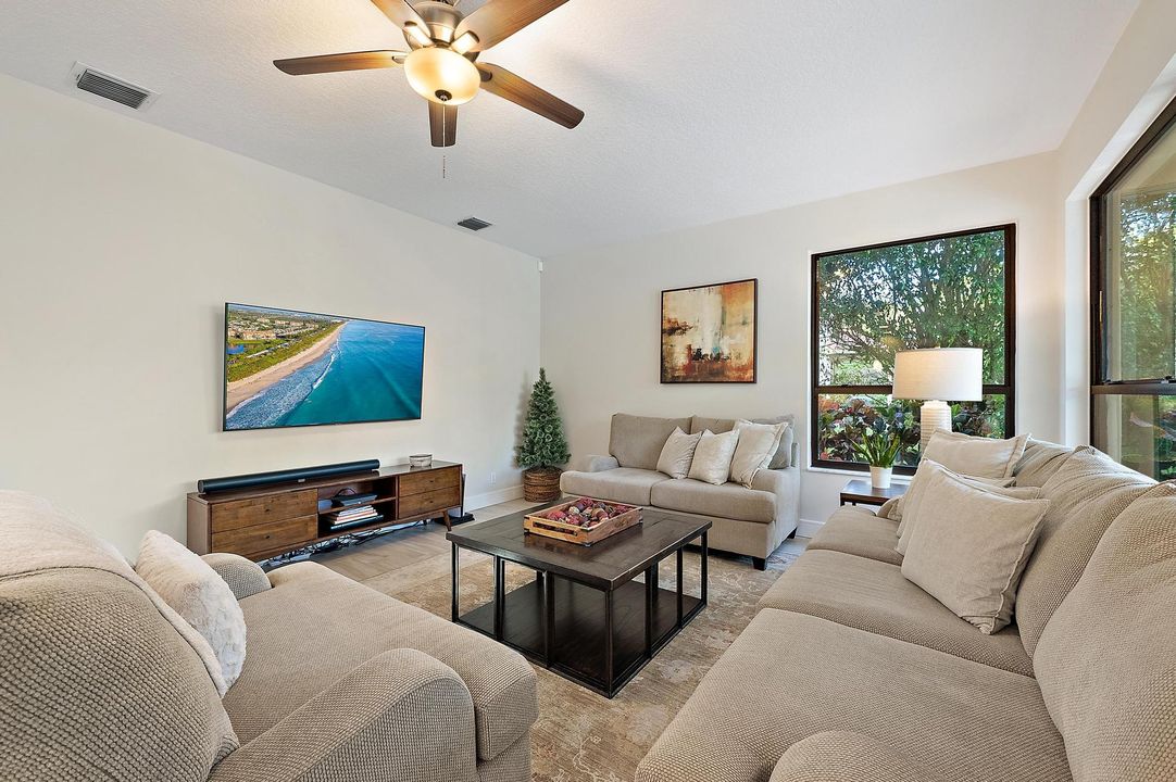 Под контрактом: $1,449,000 (4 спален, 2 ванн, 2761 Квадратных фут)