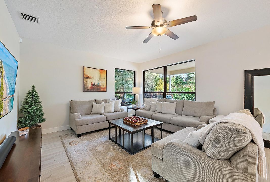 Под контрактом: $1,449,000 (4 спален, 2 ванн, 2761 Квадратных фут)