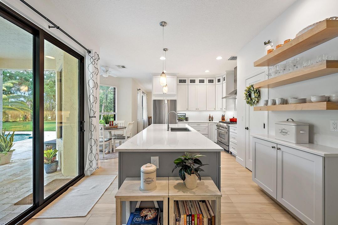 Под контрактом: $1,449,000 (4 спален, 2 ванн, 2761 Квадратных фут)