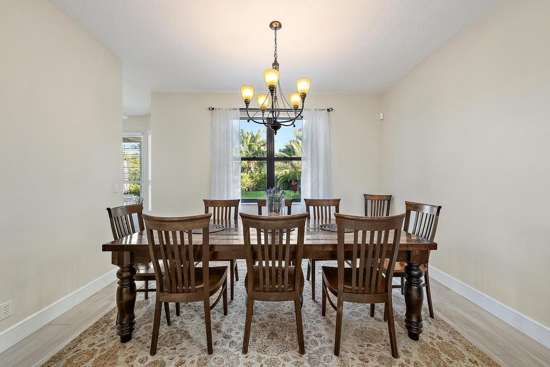 Под контрактом: $1,449,000 (4 спален, 2 ванн, 2761 Квадратных фут)