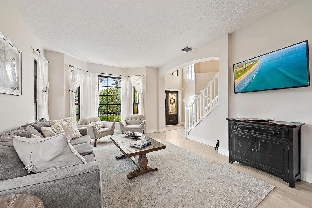 Под контрактом: $1,449,000 (4 спален, 2 ванн, 2761 Квадратных фут)