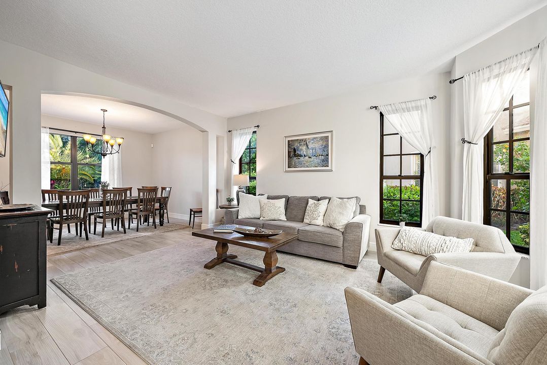 Под контрактом: $1,449,000 (4 спален, 2 ванн, 2761 Квадратных фут)