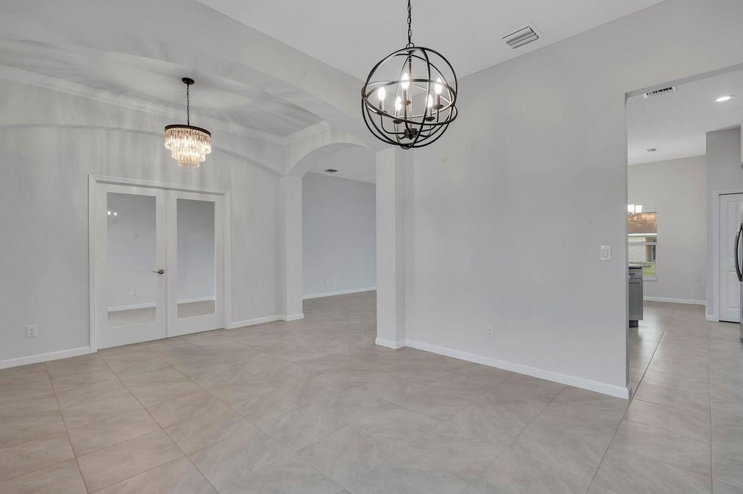 合同活跃: $2,800 (4 贝兹, 2 浴室, 2078 平方英尺)