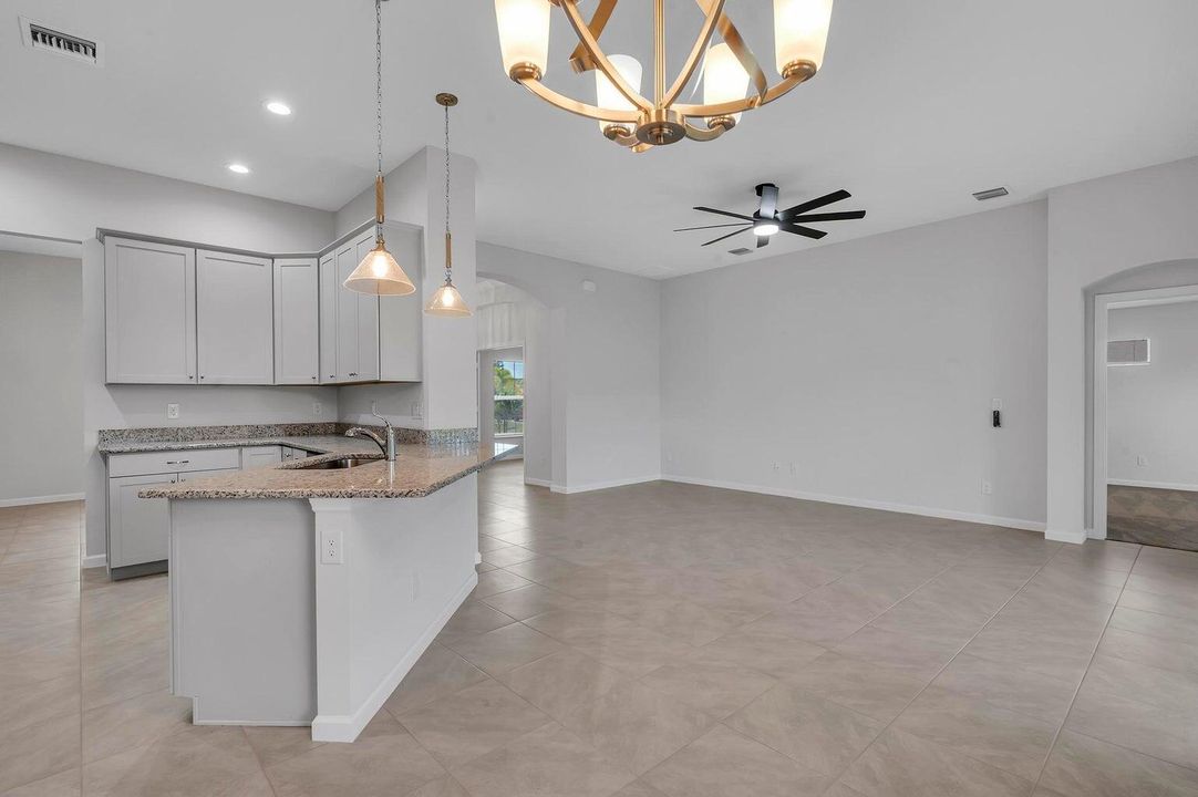 合同活跃: $2,800 (4 贝兹, 2 浴室, 2078 平方英尺)