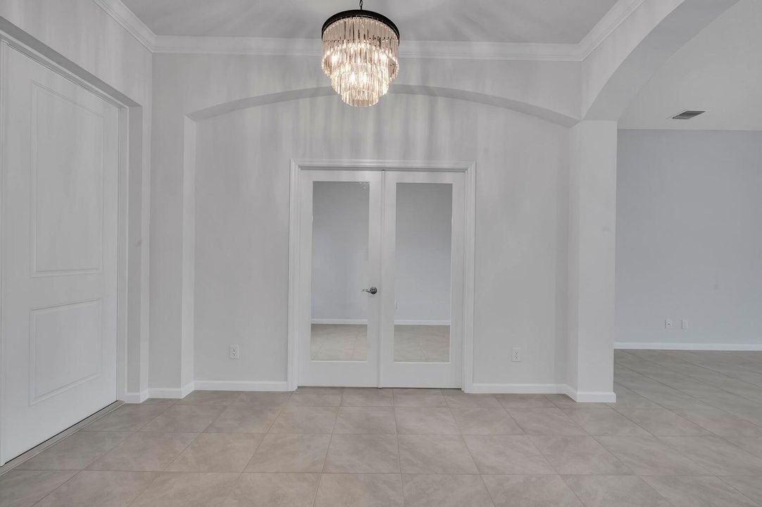 合同活跃: $2,800 (4 贝兹, 2 浴室, 2078 平方英尺)