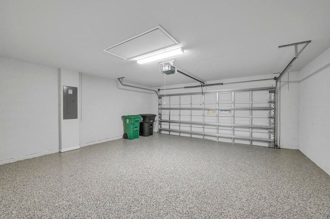 合同活跃: $2,800 (4 贝兹, 2 浴室, 2078 平方英尺)