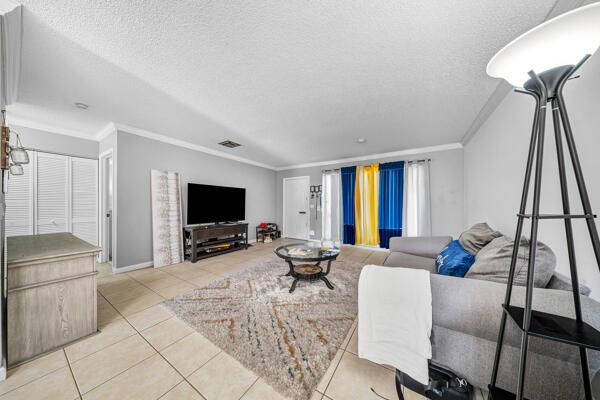 На продажу: $299,900 (3 спален, 2 ванн, 1312 Квадратных фут)