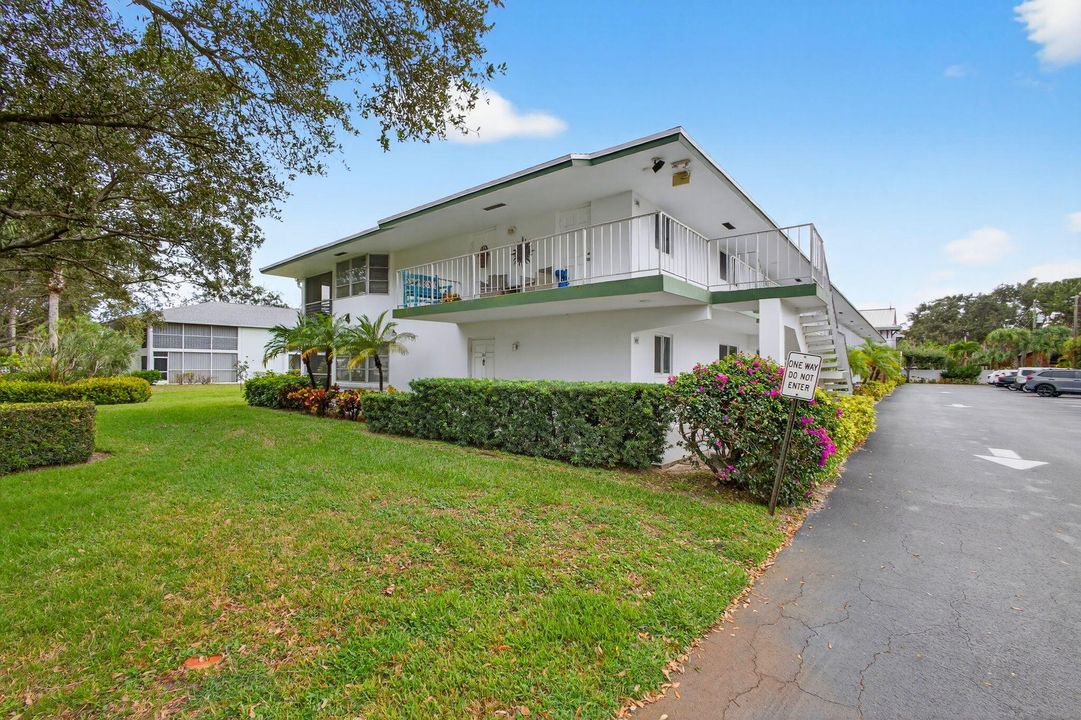 Под контрактом: $230,000 (2 спален, 2 ванн, 920 Квадратных фут)