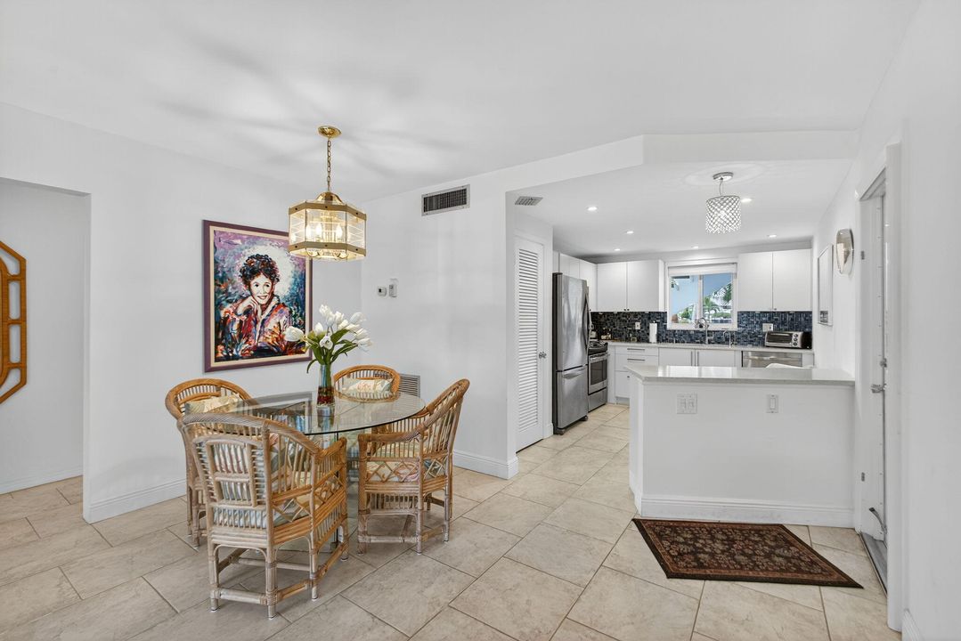 Под контрактом: $230,000 (2 спален, 2 ванн, 920 Квадратных фут)