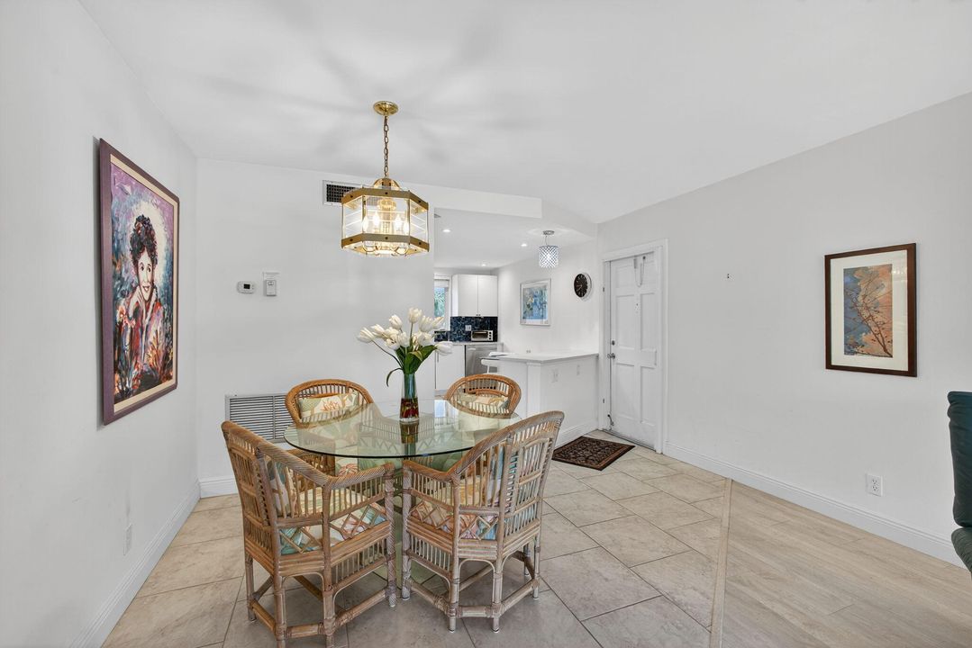 Под контрактом: $230,000 (2 спален, 2 ванн, 920 Квадратных фут)