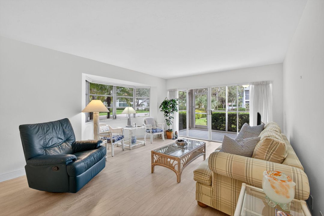 Под контрактом: $230,000 (2 спален, 2 ванн, 920 Квадратных фут)