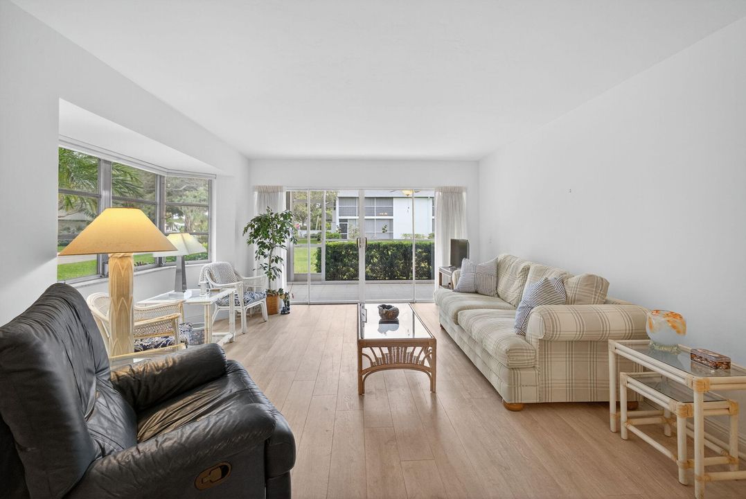 Под контрактом: $230,000 (2 спален, 2 ванн, 920 Квадратных фут)