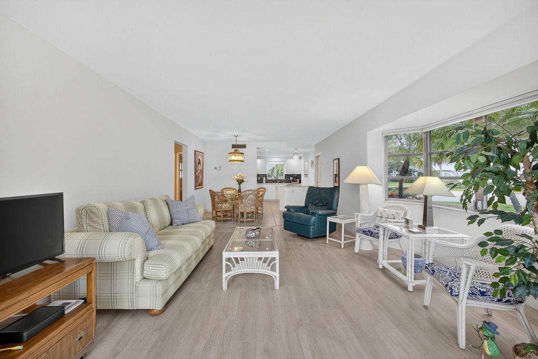 Под контрактом: $230,000 (2 спален, 2 ванн, 920 Квадратных фут)