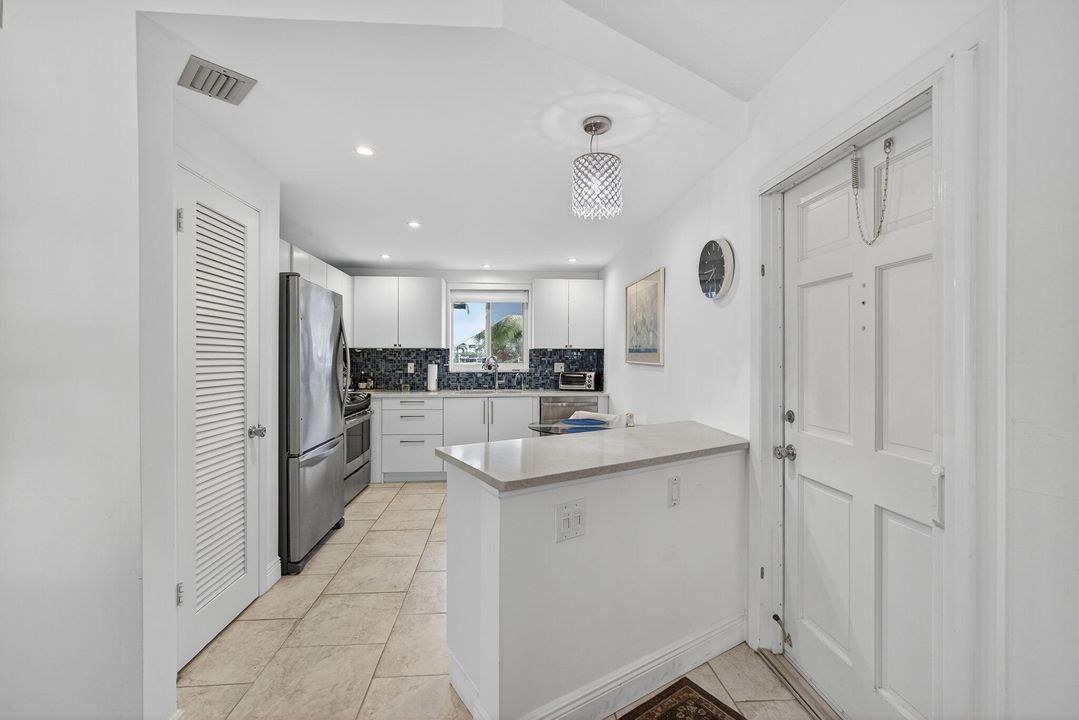 Под контрактом: $230,000 (2 спален, 2 ванн, 920 Квадратных фут)