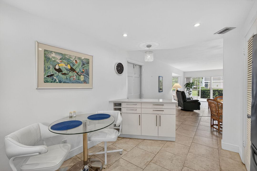 Под контрактом: $230,000 (2 спален, 2 ванн, 920 Квадратных фут)