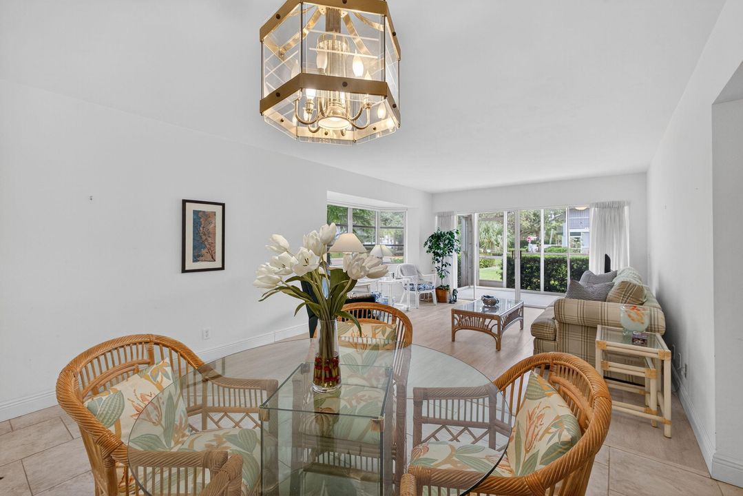 Под контрактом: $230,000 (2 спален, 2 ванн, 920 Квадратных фут)