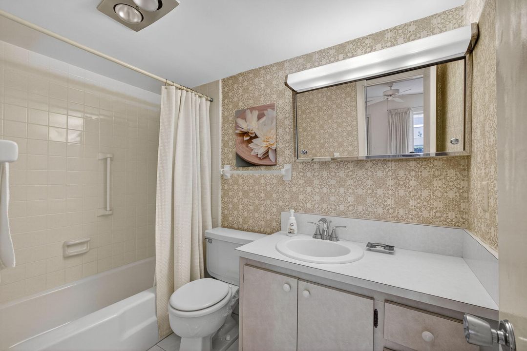 Под контрактом: $230,000 (2 спален, 2 ванн, 920 Квадратных фут)