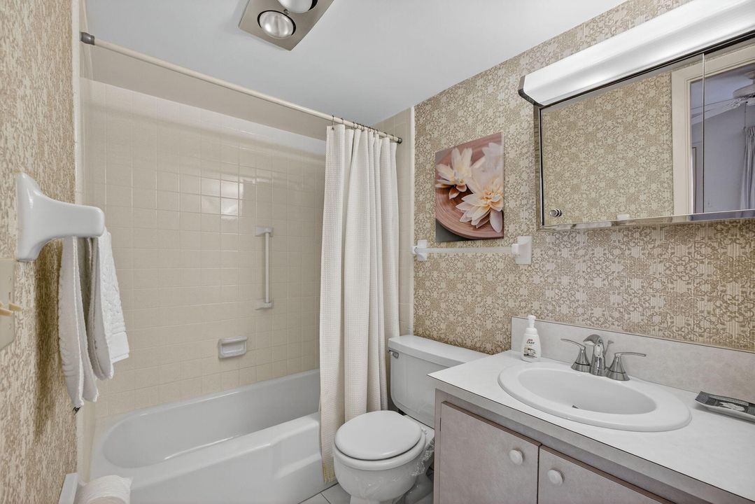 Под контрактом: $230,000 (2 спален, 2 ванн, 920 Квадратных фут)