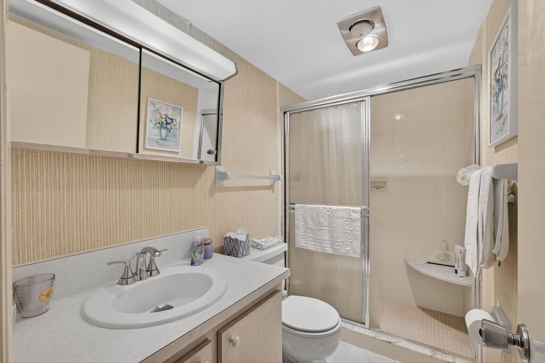 Под контрактом: $230,000 (2 спален, 2 ванн, 920 Квадратных фут)