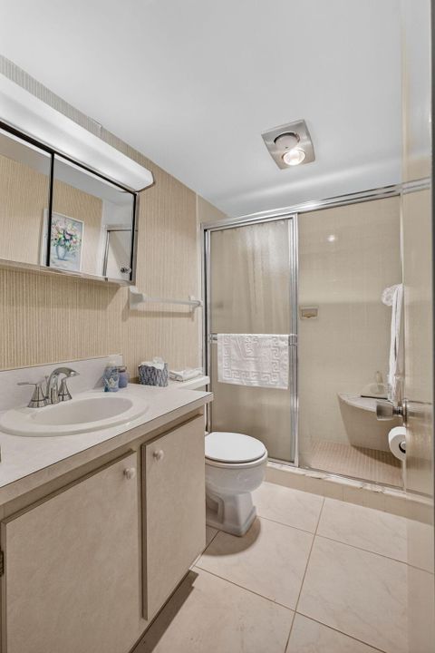 Под контрактом: $230,000 (2 спален, 2 ванн, 920 Квадратных фут)