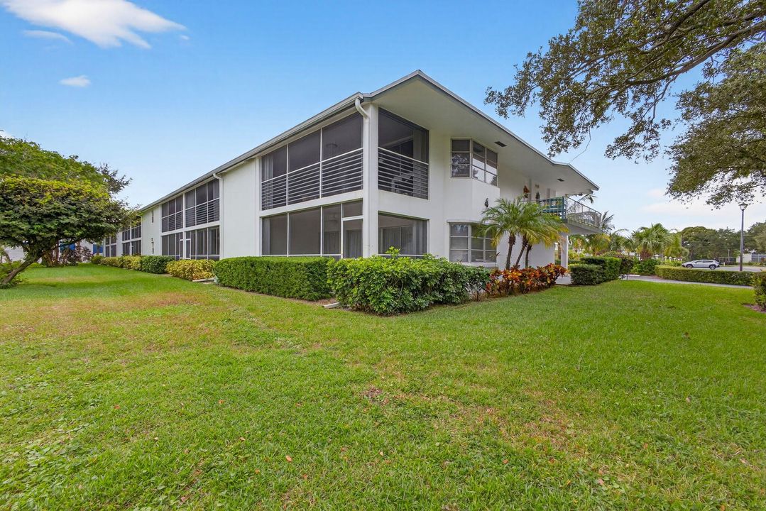 Под контрактом: $230,000 (2 спален, 2 ванн, 920 Квадратных фут)