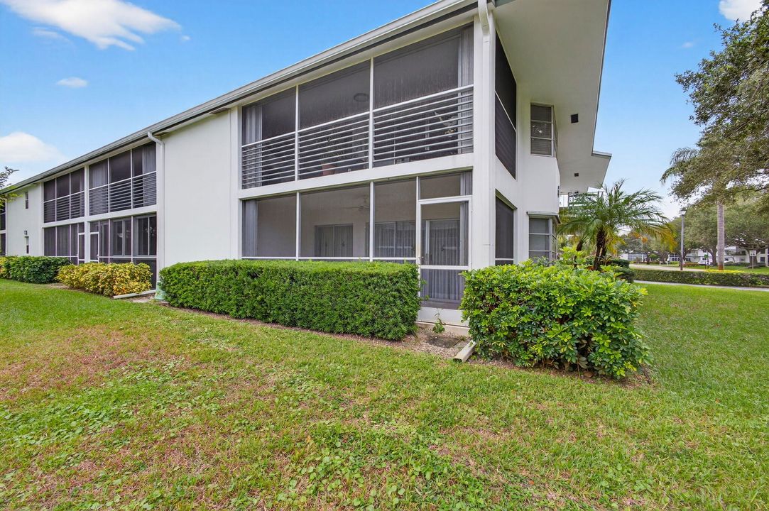 Под контрактом: $230,000 (2 спален, 2 ванн, 920 Квадратных фут)