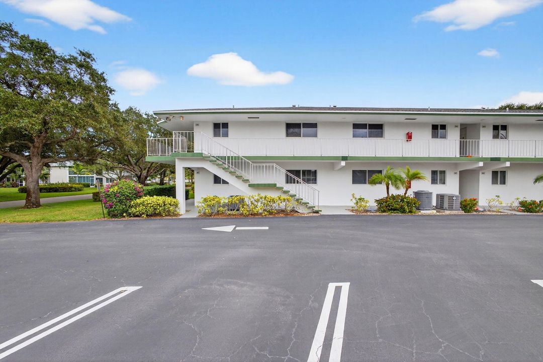 Под контрактом: $230,000 (2 спален, 2 ванн, 920 Квадратных фут)