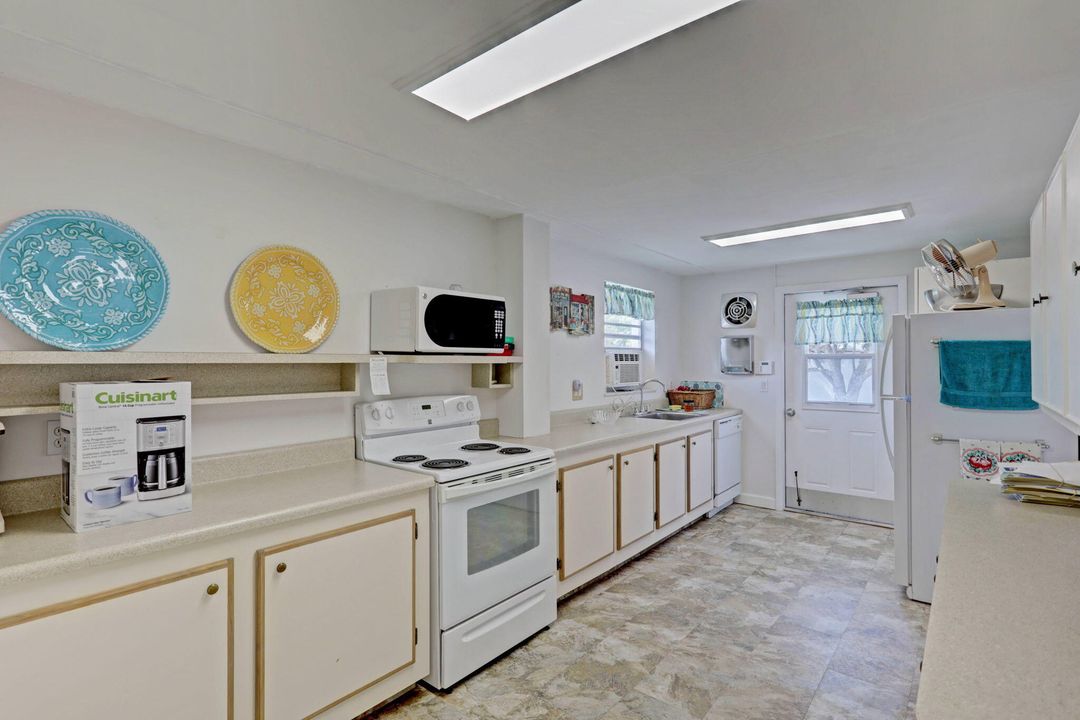 Под контрактом: $230,000 (2 спален, 2 ванн, 920 Квадратных фут)