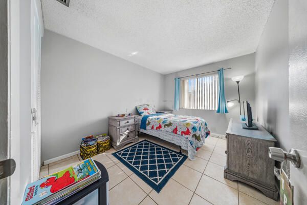 На продажу: $299,900 (3 спален, 2 ванн, 1312 Квадратных фут)