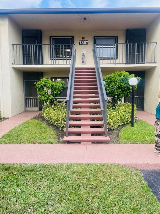 For Sale: $174,900 (2 beds, 2 baths, 1360 Square Feet)