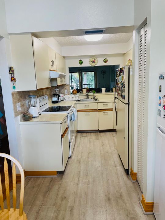 For Sale: $174,900 (2 beds, 2 baths, 1360 Square Feet)