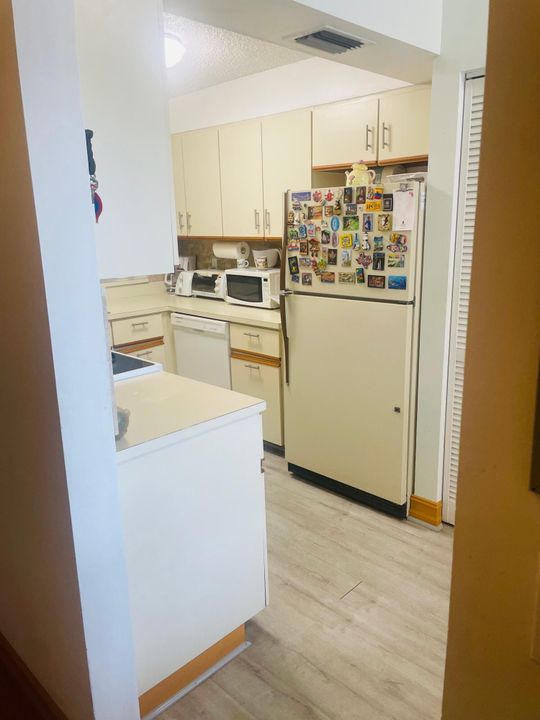 For Sale: $174,900 (2 beds, 2 baths, 1360 Square Feet)