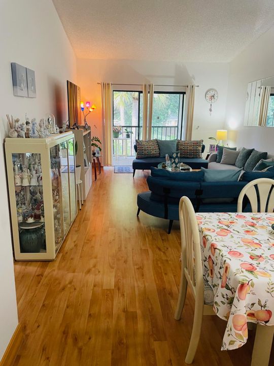 For Sale: $174,900 (2 beds, 2 baths, 1360 Square Feet)