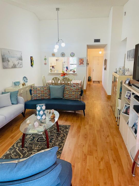 For Sale: $174,900 (2 beds, 2 baths, 1360 Square Feet)