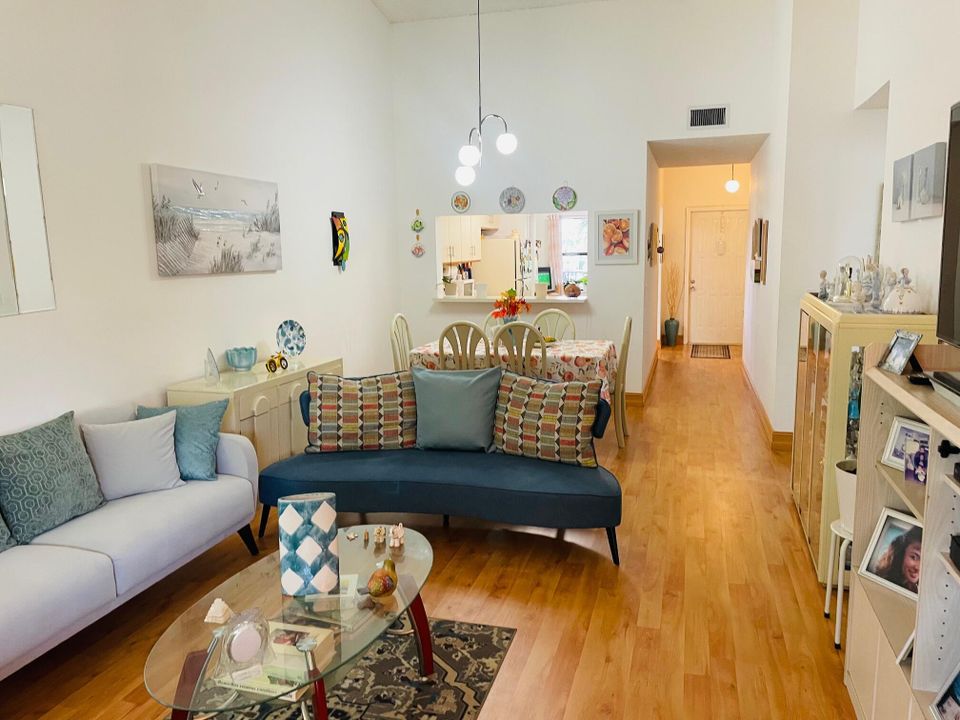 For Sale: $174,900 (2 beds, 2 baths, 1360 Square Feet)