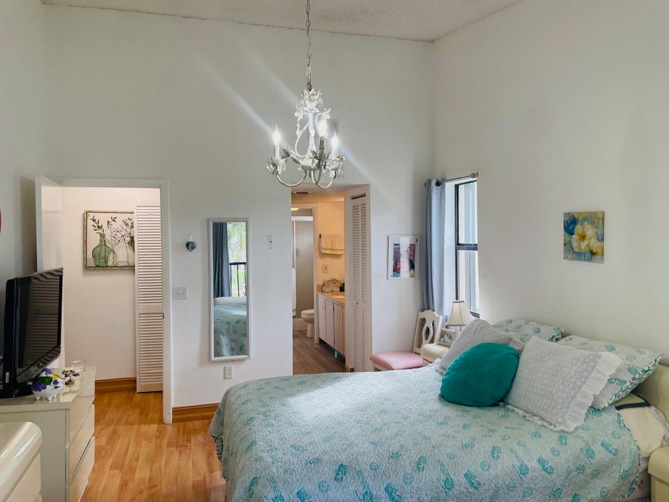 For Sale: $174,900 (2 beds, 2 baths, 1360 Square Feet)